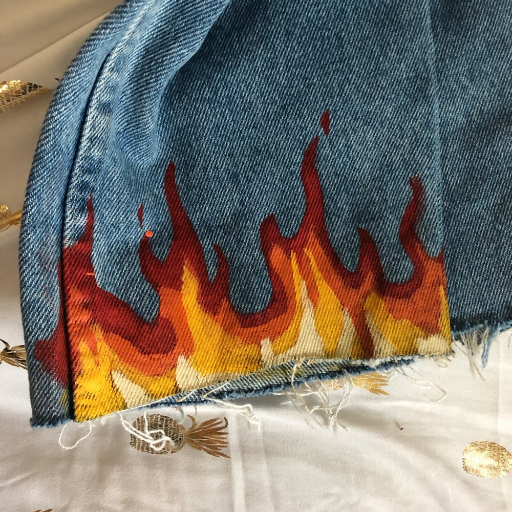Hand painted fire mom jeans - Picture 2 of 7